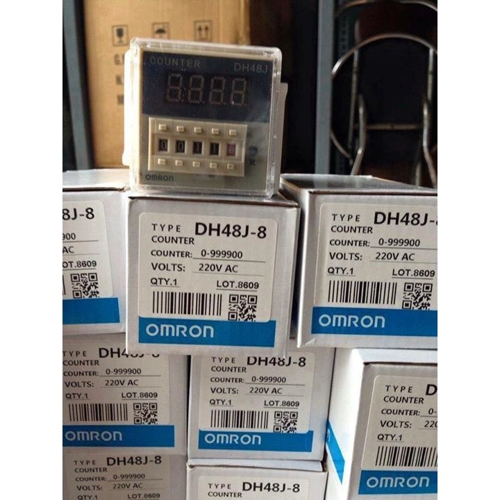 Bộ đếm Omron DH48J-8 220V kèm đế