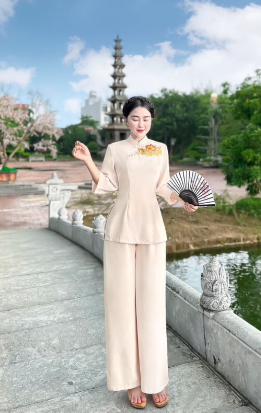 Đồ lam đi chùa lụa thêu hoa cúc tàu đính ngọc