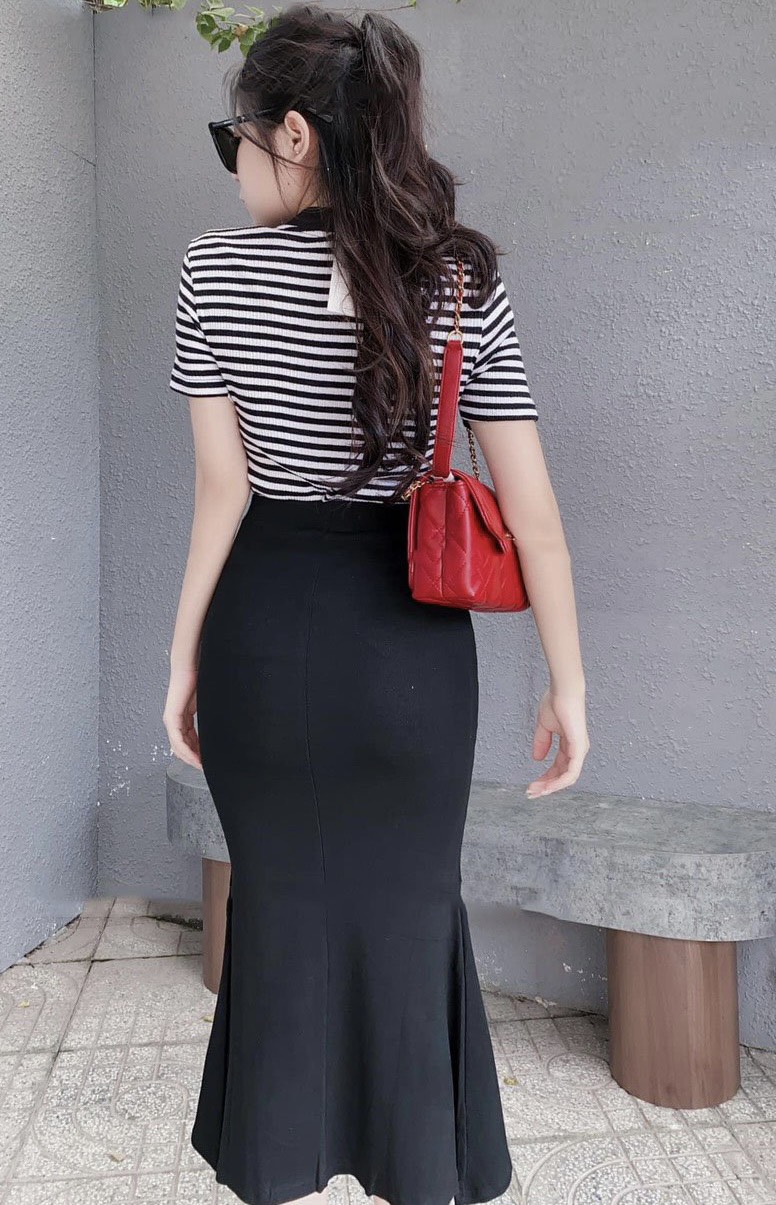 Set kèm áo kẻ và chân váy đuôi cá