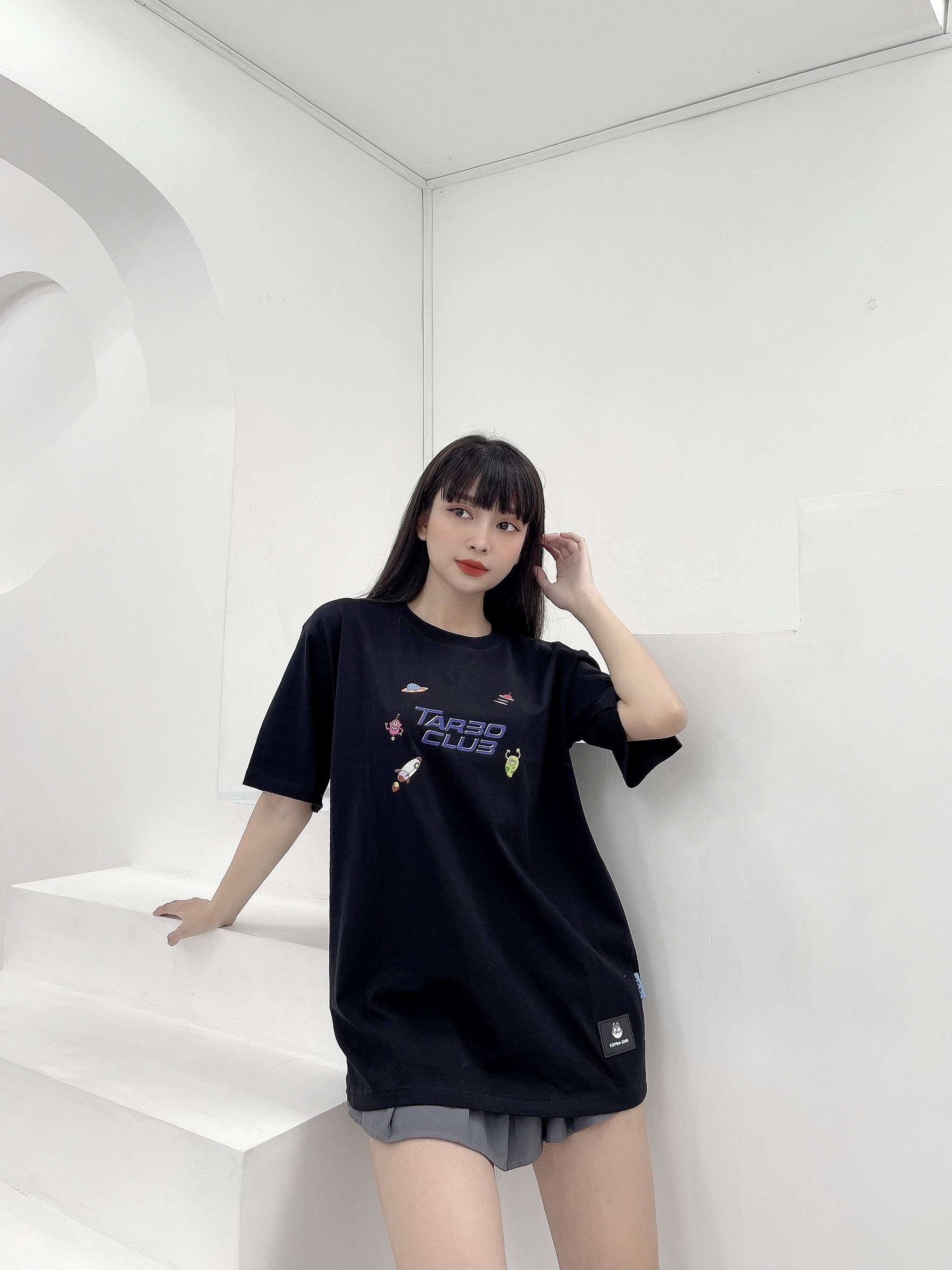 ÁO THUN NGẮN TAY NAM NỮ  ,TEE UNIVERS CỔ TRÒN  ,OUTFIT COUPLE  2 CHIỀU LOCAL BRAND .TARBO.CLUB