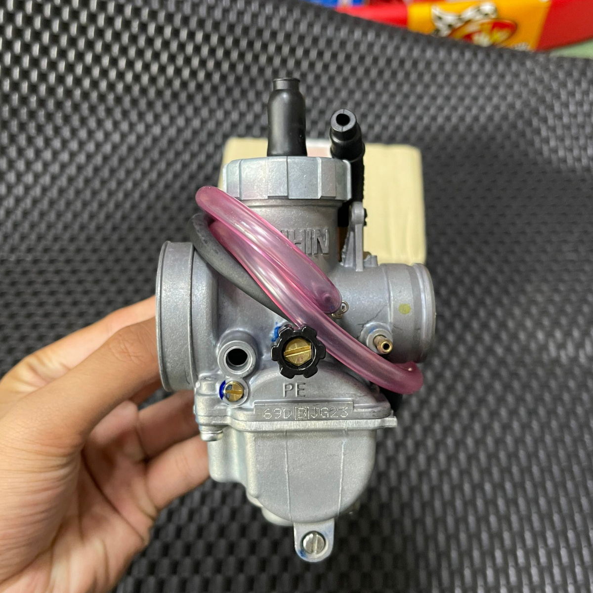 Bình Xăng Bông Mai Đen 26mm luôn có sẵn gắn xe máy dành cho ae