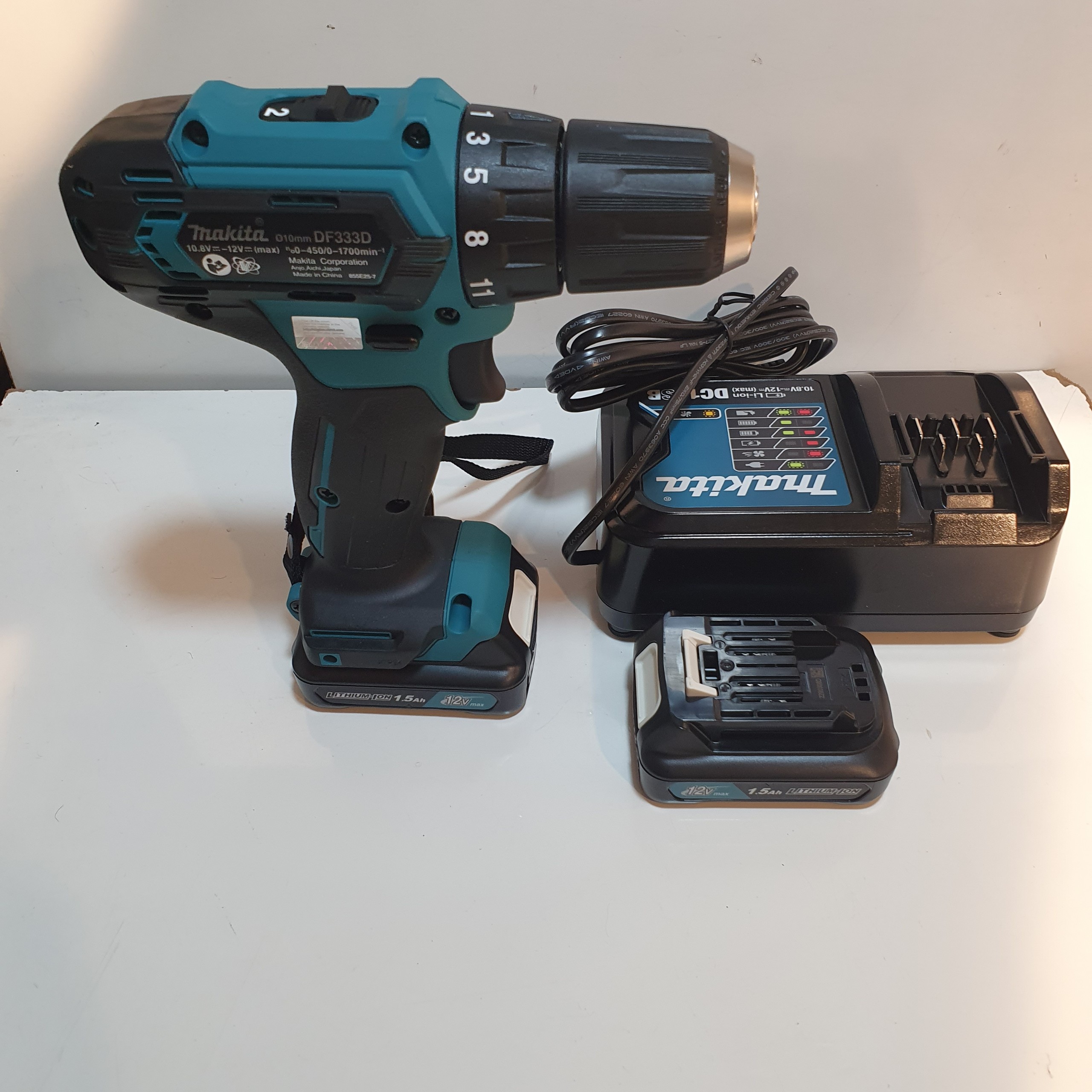 Máy khoan và vặn vít dùng pin Makita DF333D