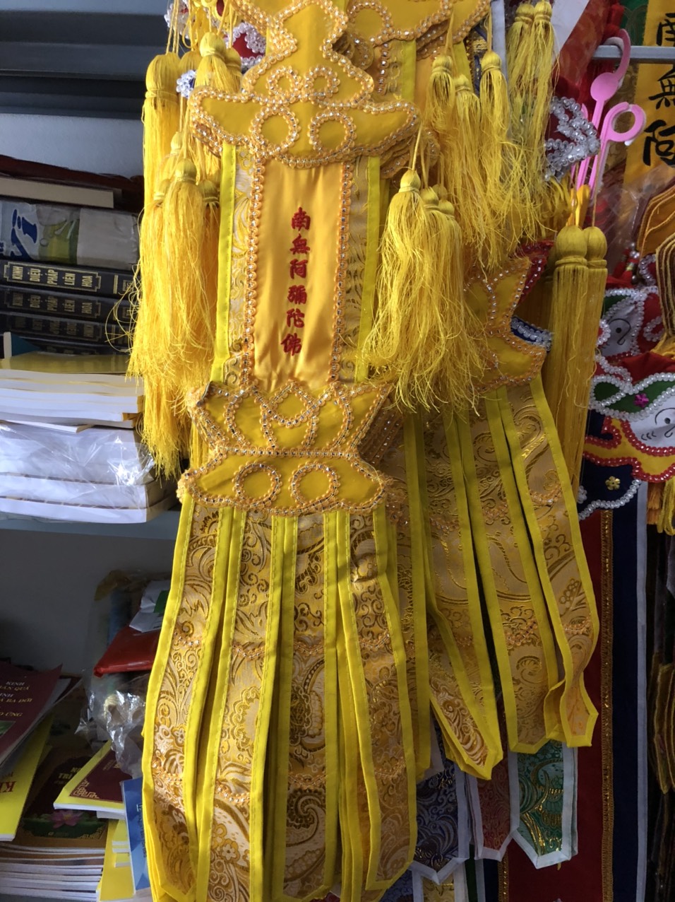 Phan treo vải vàng - phướn treo phật giáo