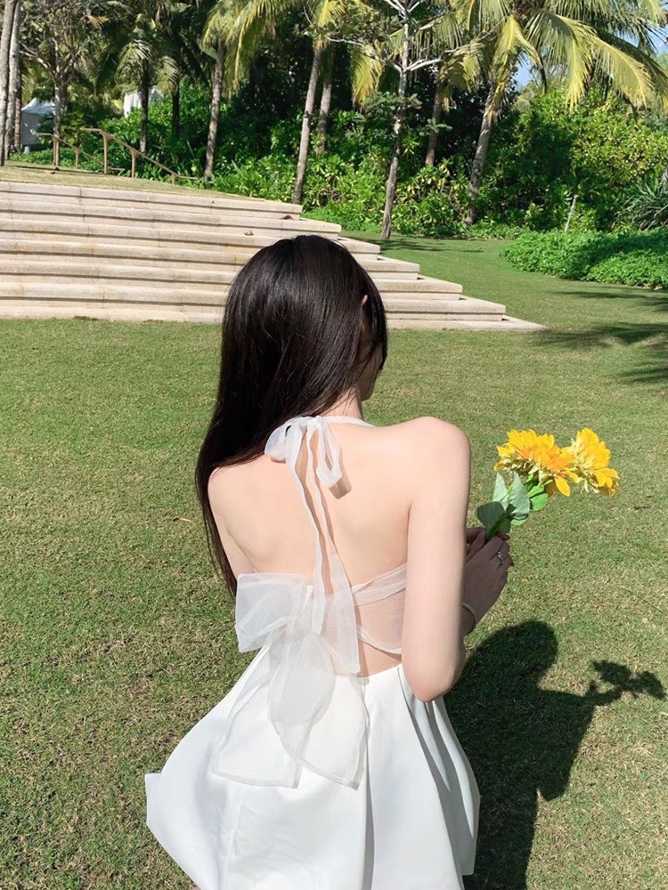 Đầm trắng xòe bồng cột nơ