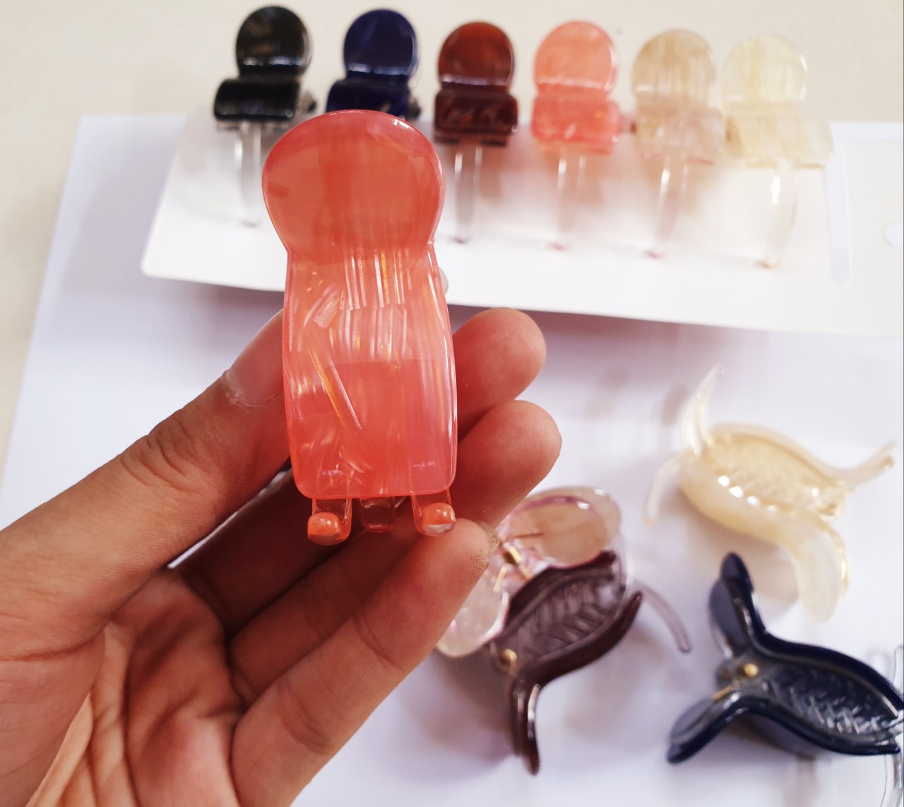 Một cái kẹp gấp tóc, kẹp càng cua 3-5 răng đầu tròn hàng Thái cho bạn gái, hot trend màu thạch không gãy