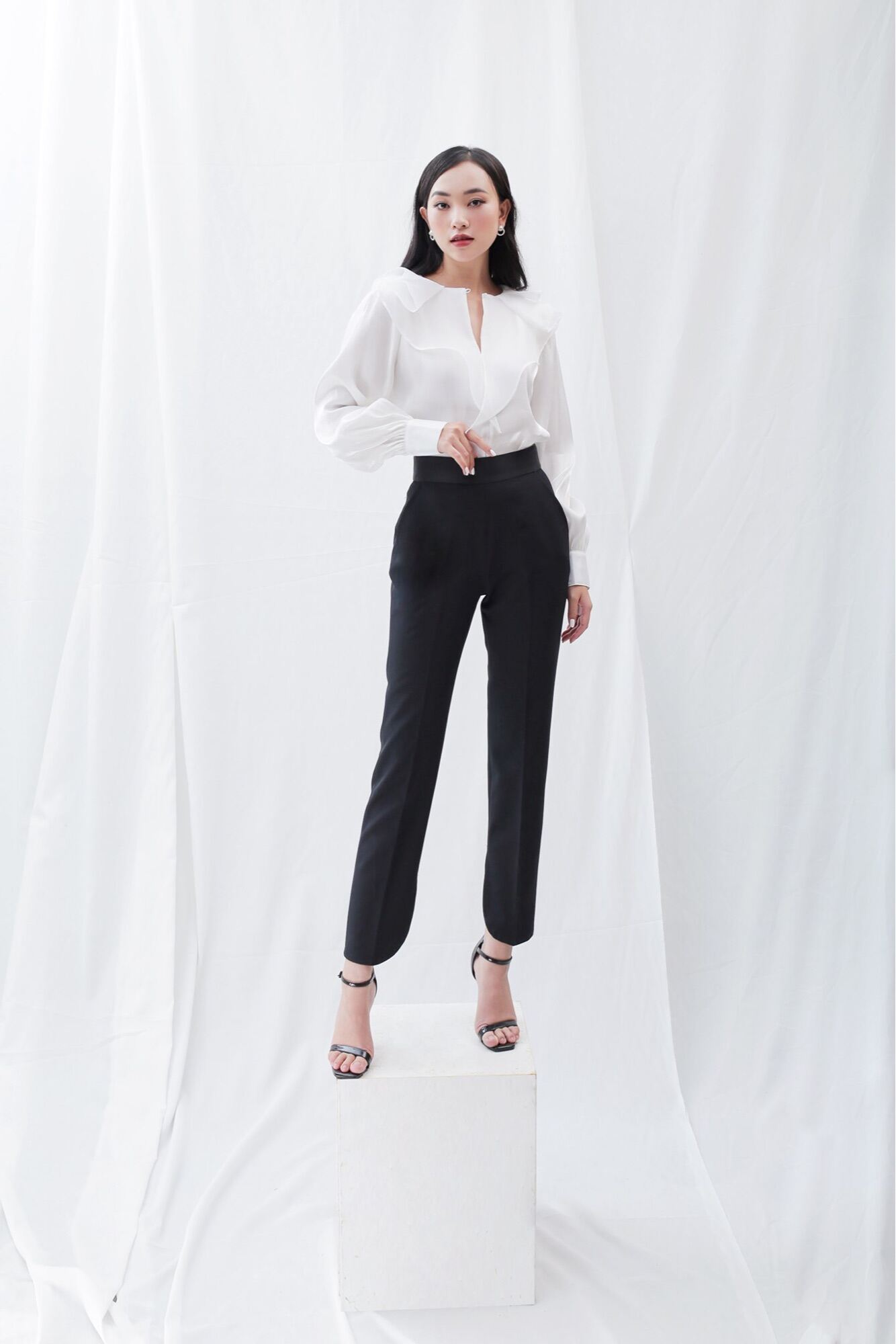 Larmes-Tiffany shirt sleeveless ruffles & Scalet pants