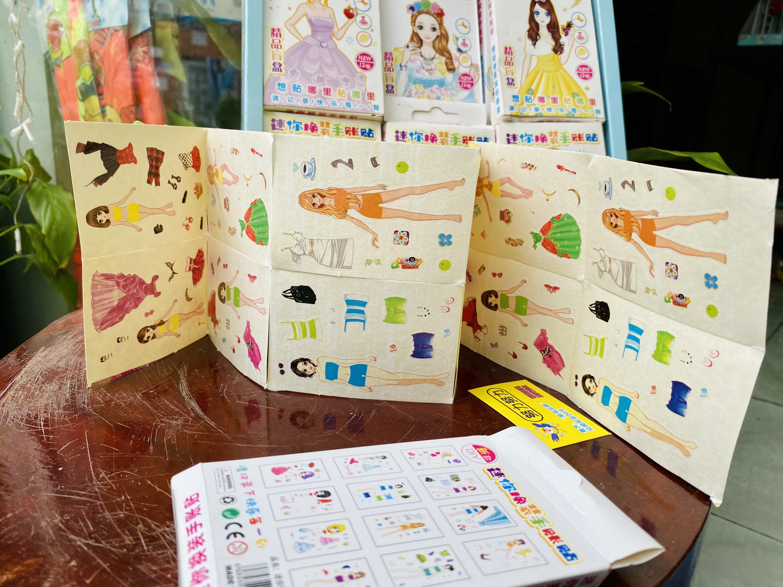 Hộp hình dán sticker công chúa 12 mặt