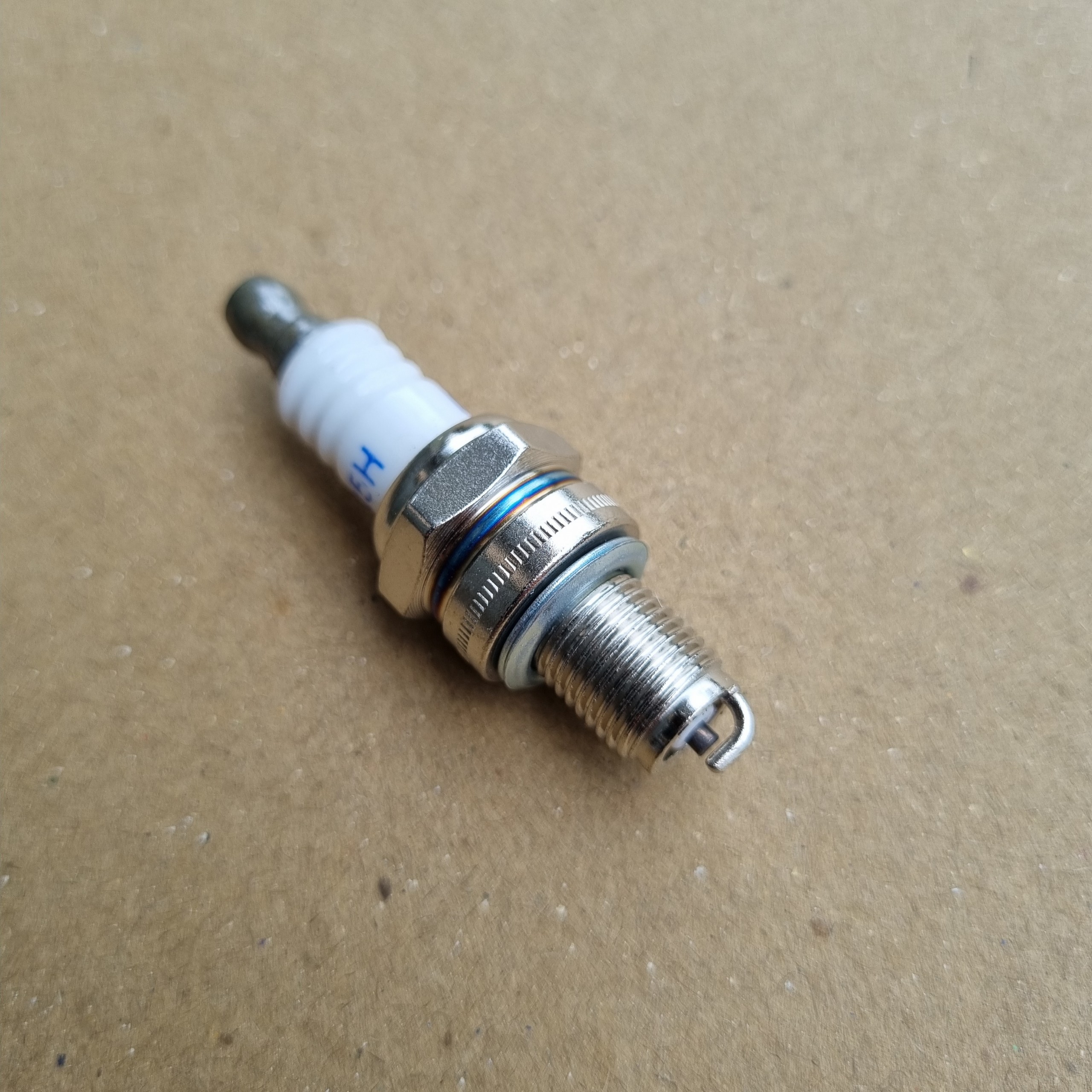 Bugi  máy cắt cỏ 4 thì, dùng cho máy honda gx25, gx35...