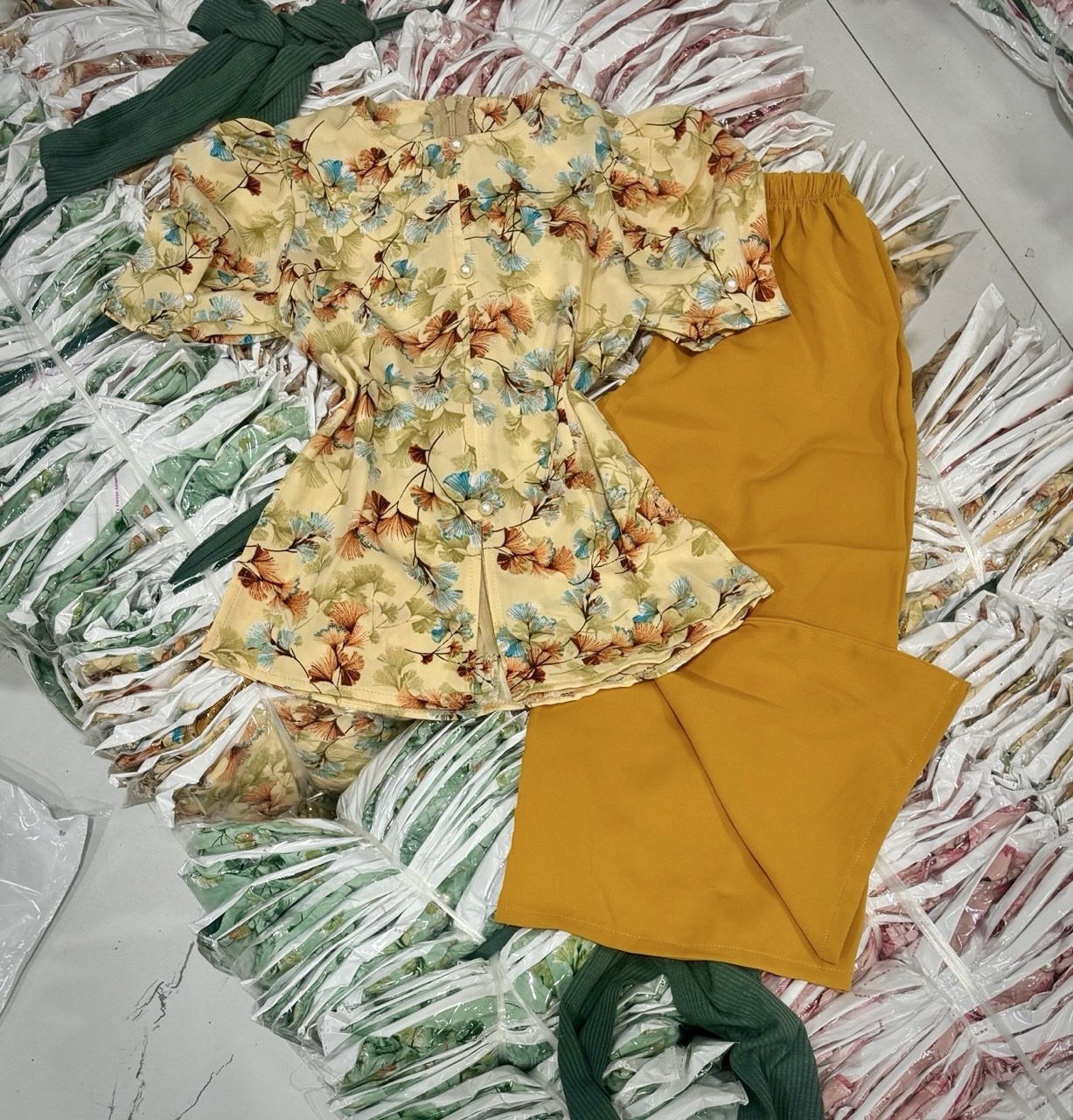 3D Silk Fabric Set with Hand-Made Flowers for Mother and Girls
