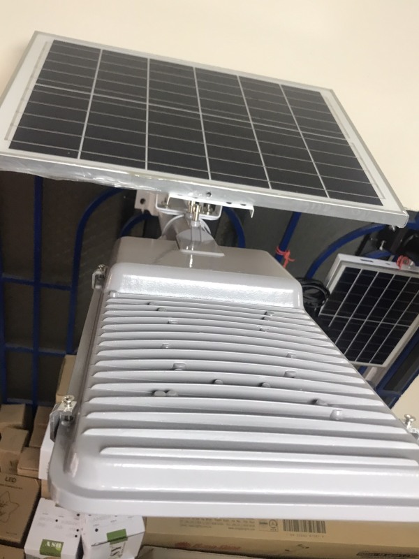 Đèn đường năng lượng mặt trời 100W Loại 1