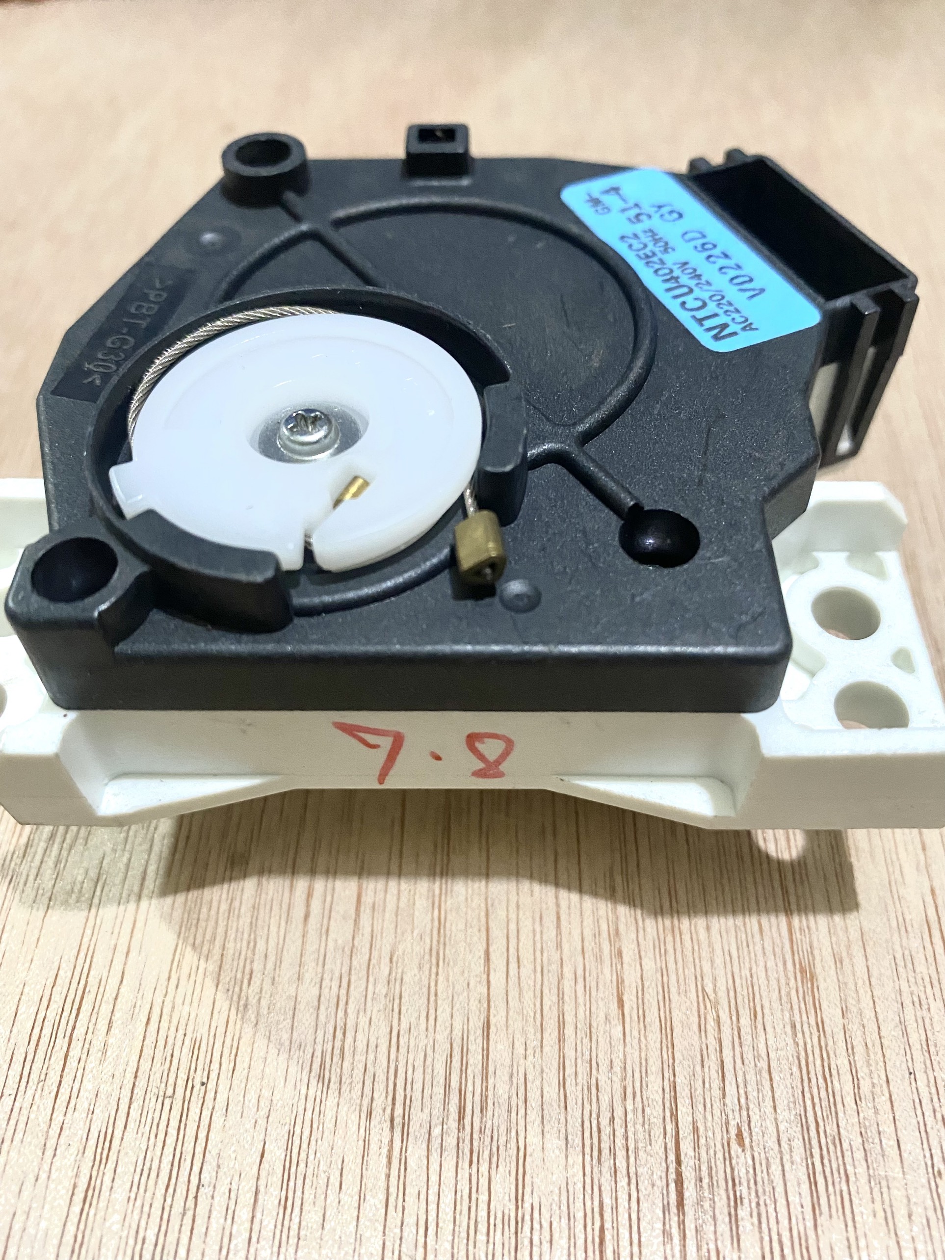 Xả nước máy giặt Toshiba trắng đen