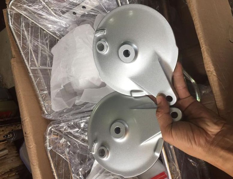 Má đùm sau xe Sirius màu bạc