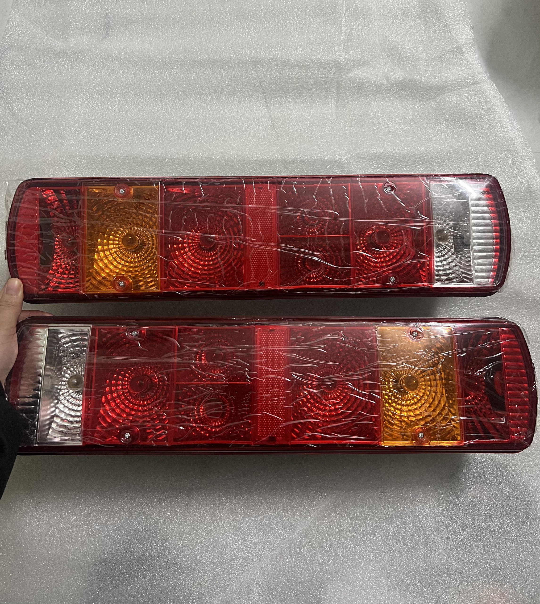 1 đôi đèn hậu ô tô lắp xe howo 371