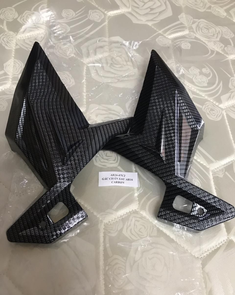 Ốp gác chân sau xe air blade 2016-2019 vân carbon đen & crom xi