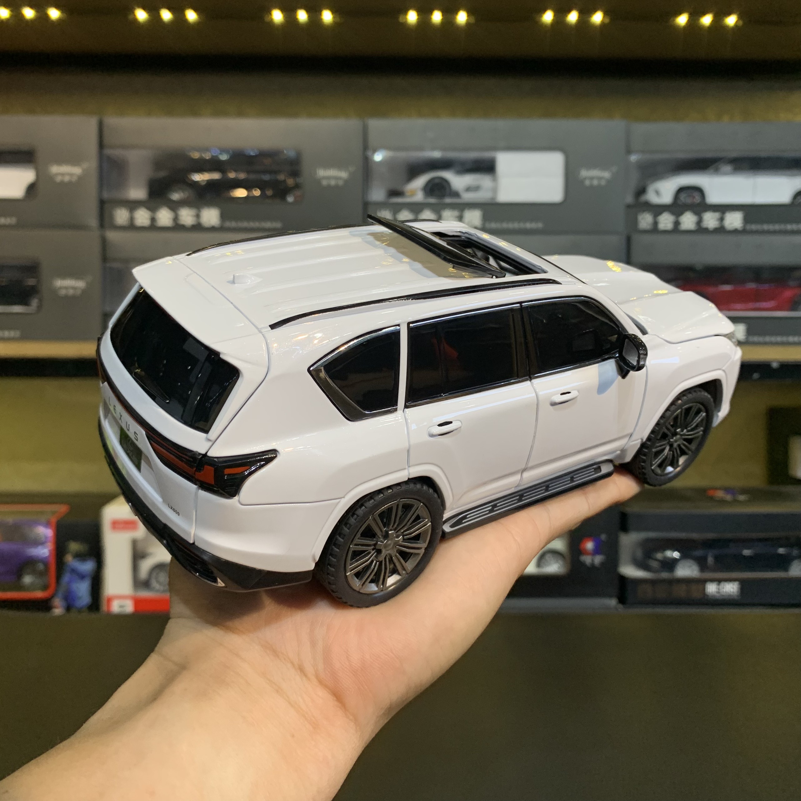 Mô hình xe Lexus LX600 tỉ lệ 1:24 CHIMEI