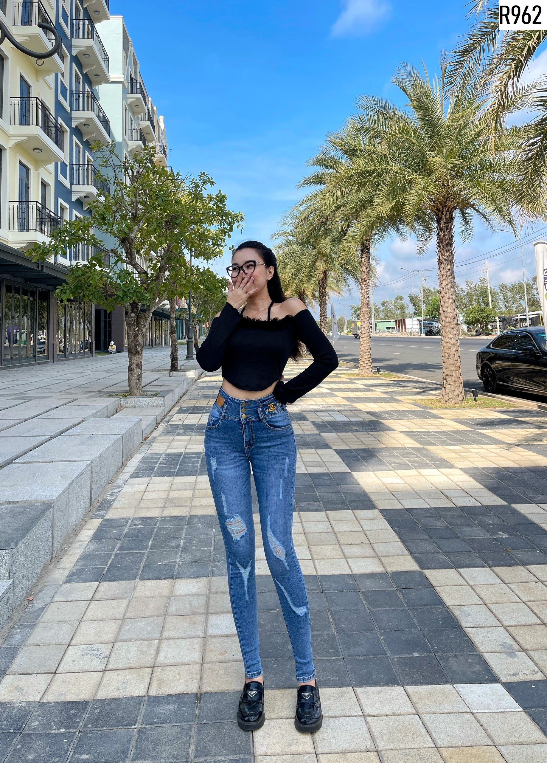 Quần jean nữ lưng cao thêu hoa