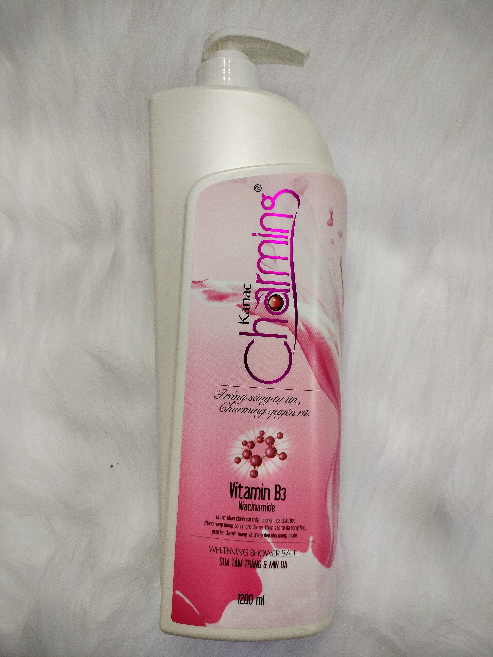 Sữa tắm charming mịn trắng da - chai lớn 1200ml