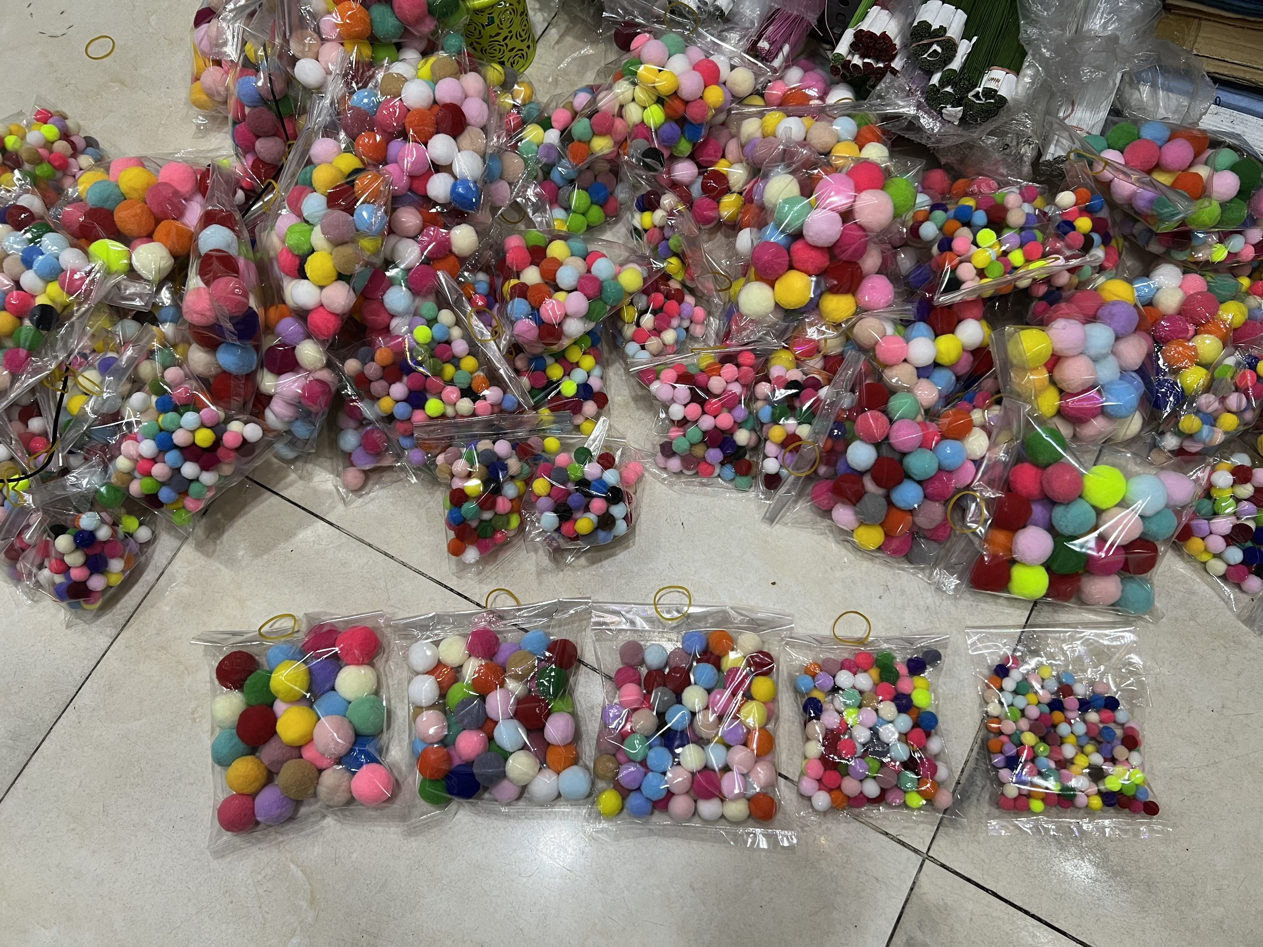 Hạt bom bom đủ size mix đủ màu .