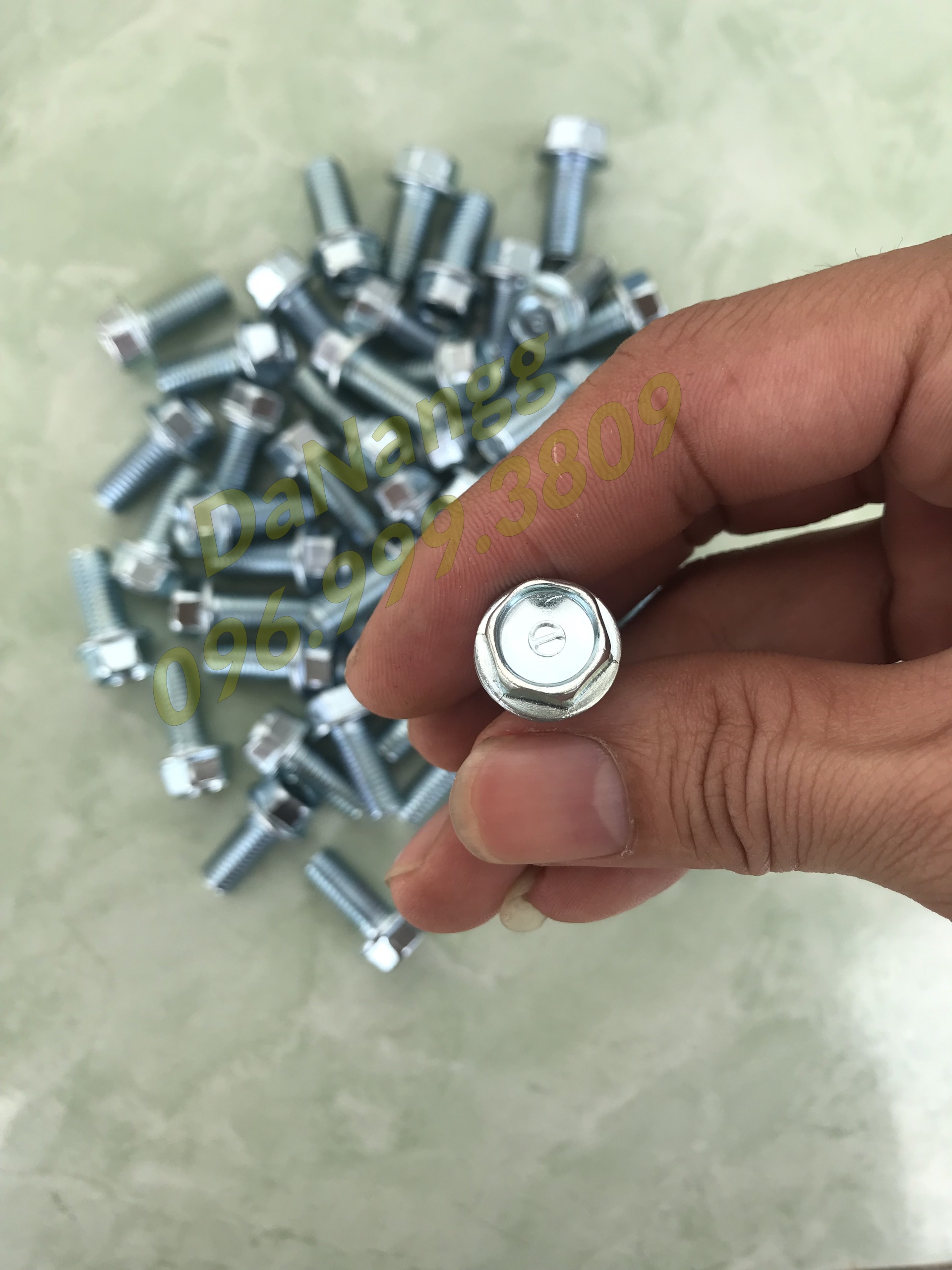 ốc 9 li cấy trờn ren gát chân xe máy
