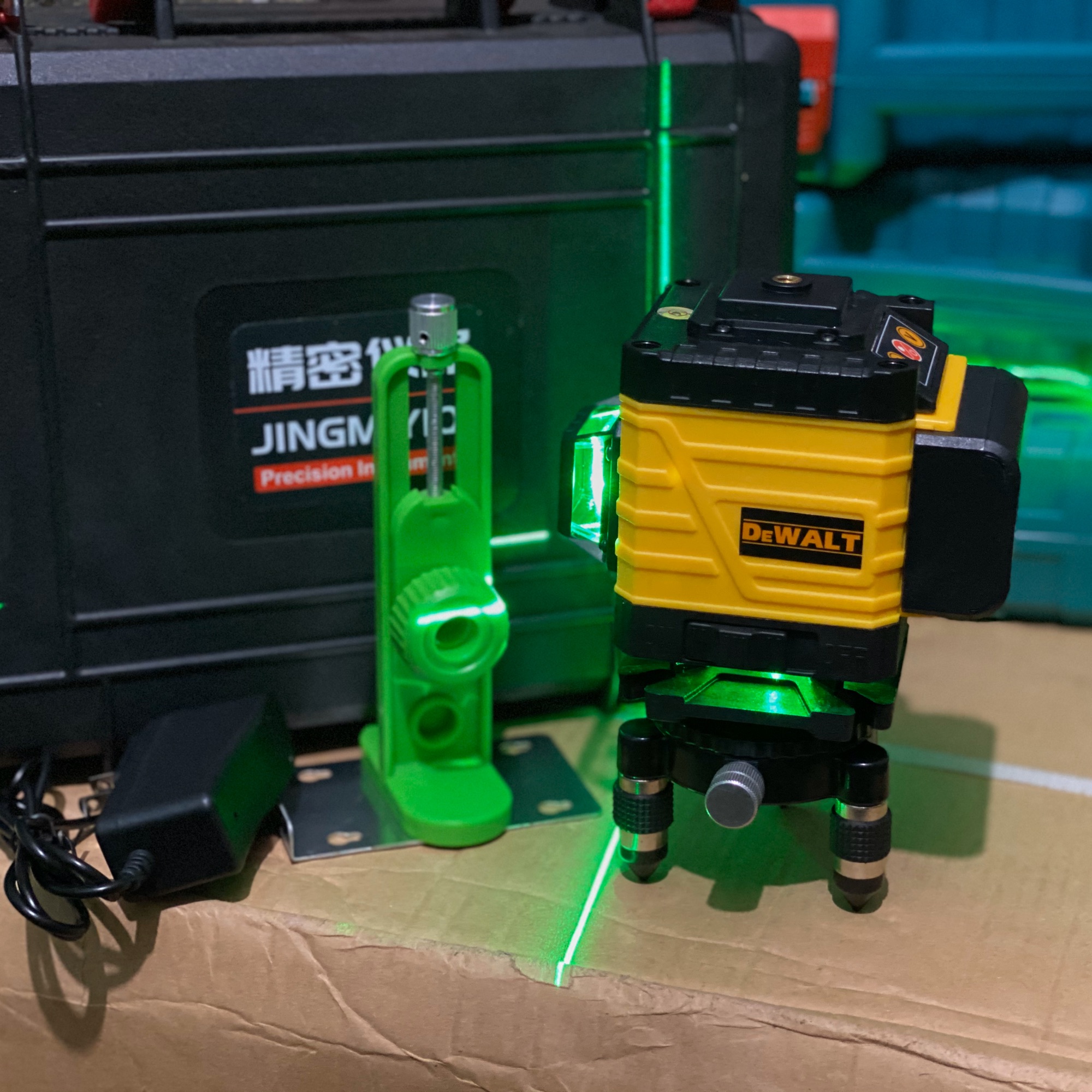 Máy cân mực laser DEWALT 12 tia xanh điều khiển từ xa