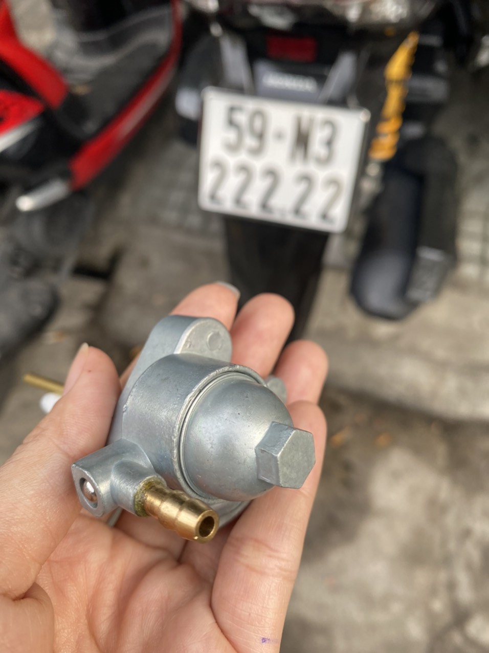 KHOÁ XĂNG XE 67