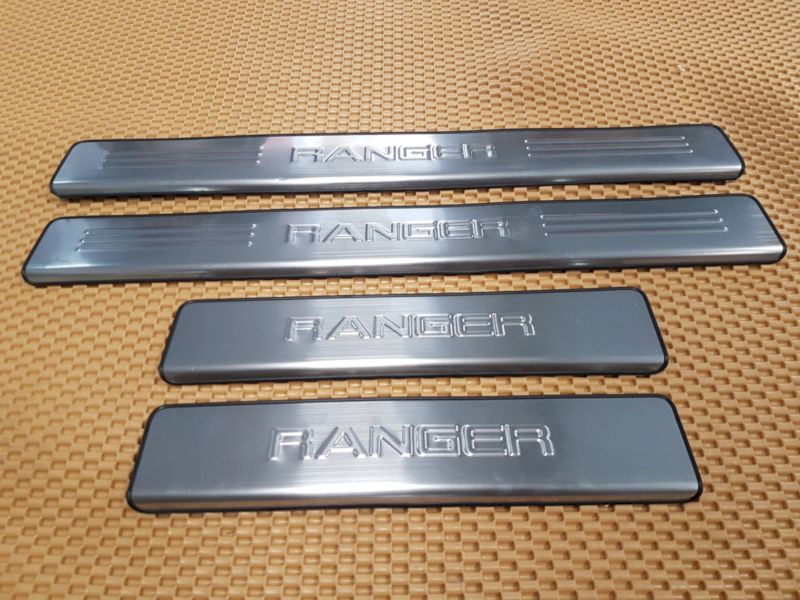 Ốp bậc cửa ngoài Ford Ranger