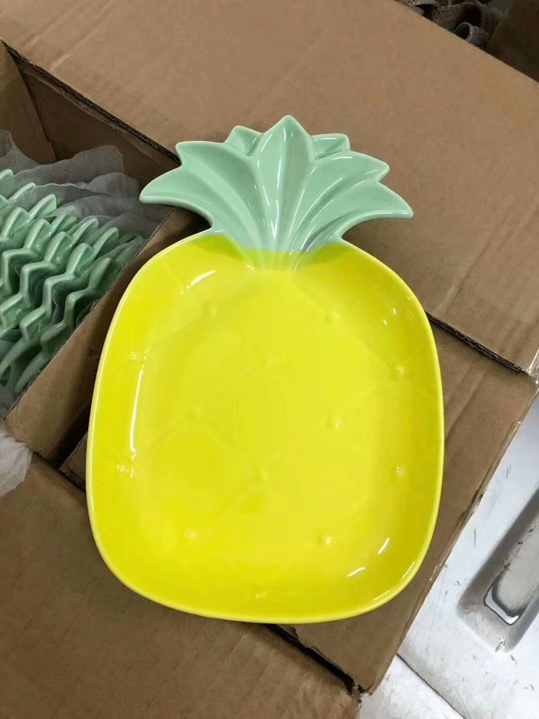 Đĩa gốm sứ tráng men hình trái dứa vàng