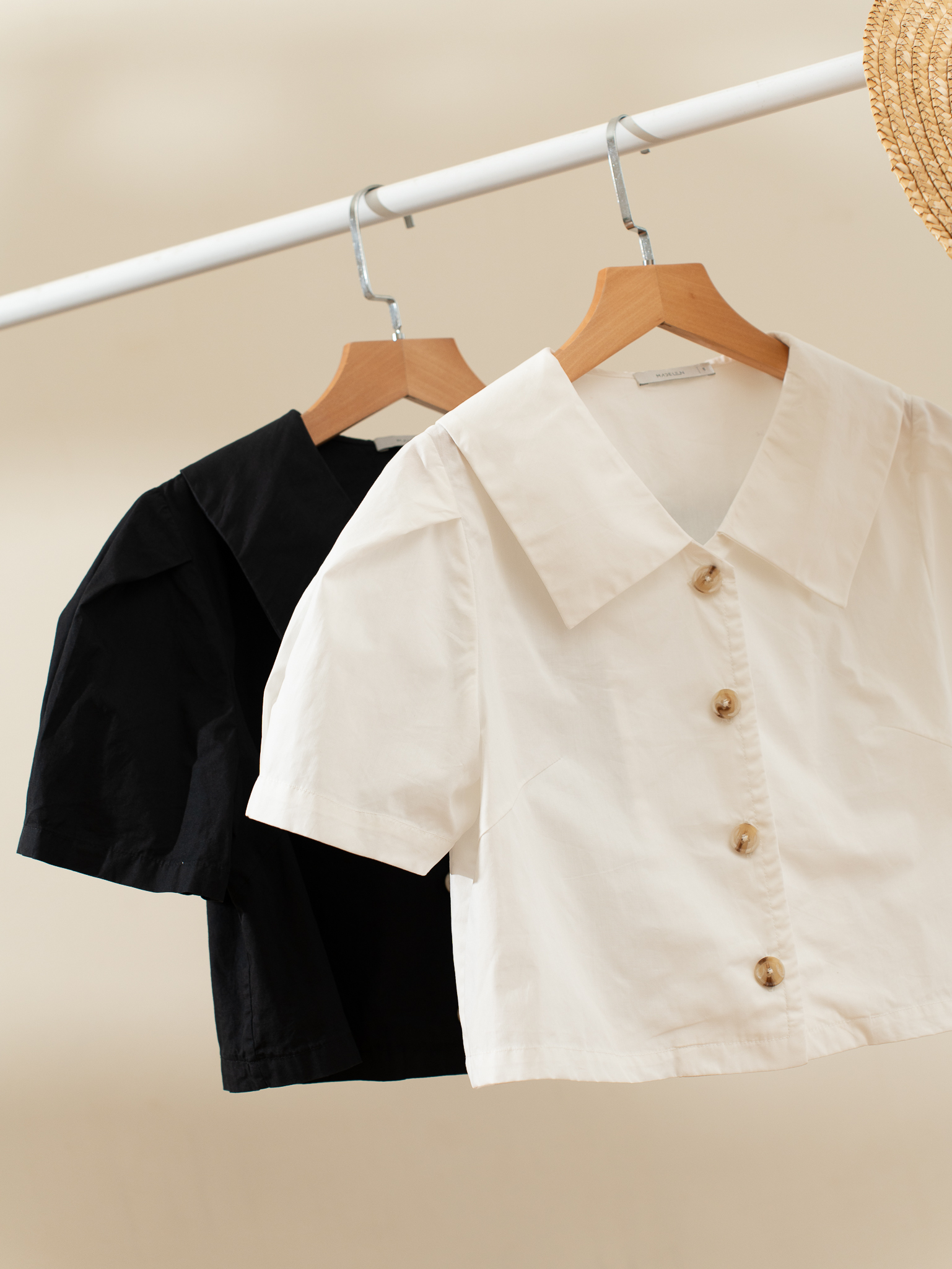 Sơ Mi Croptop Cổ Sen Nhọn Madelen