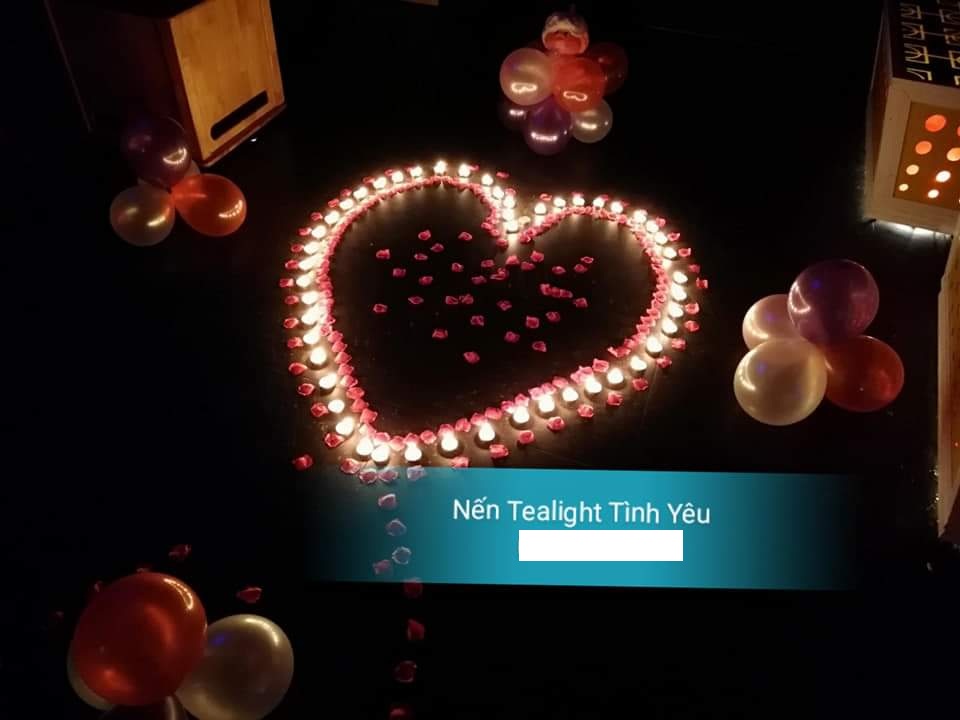 50 nến tealight + 200 cánh hoa hồng giả