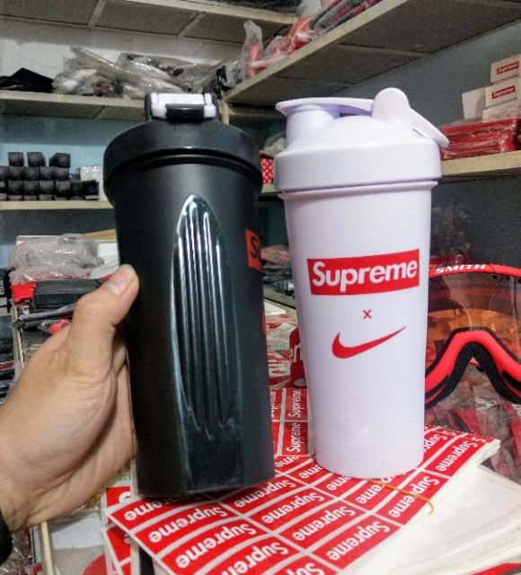Bình nước Nike x Supreme