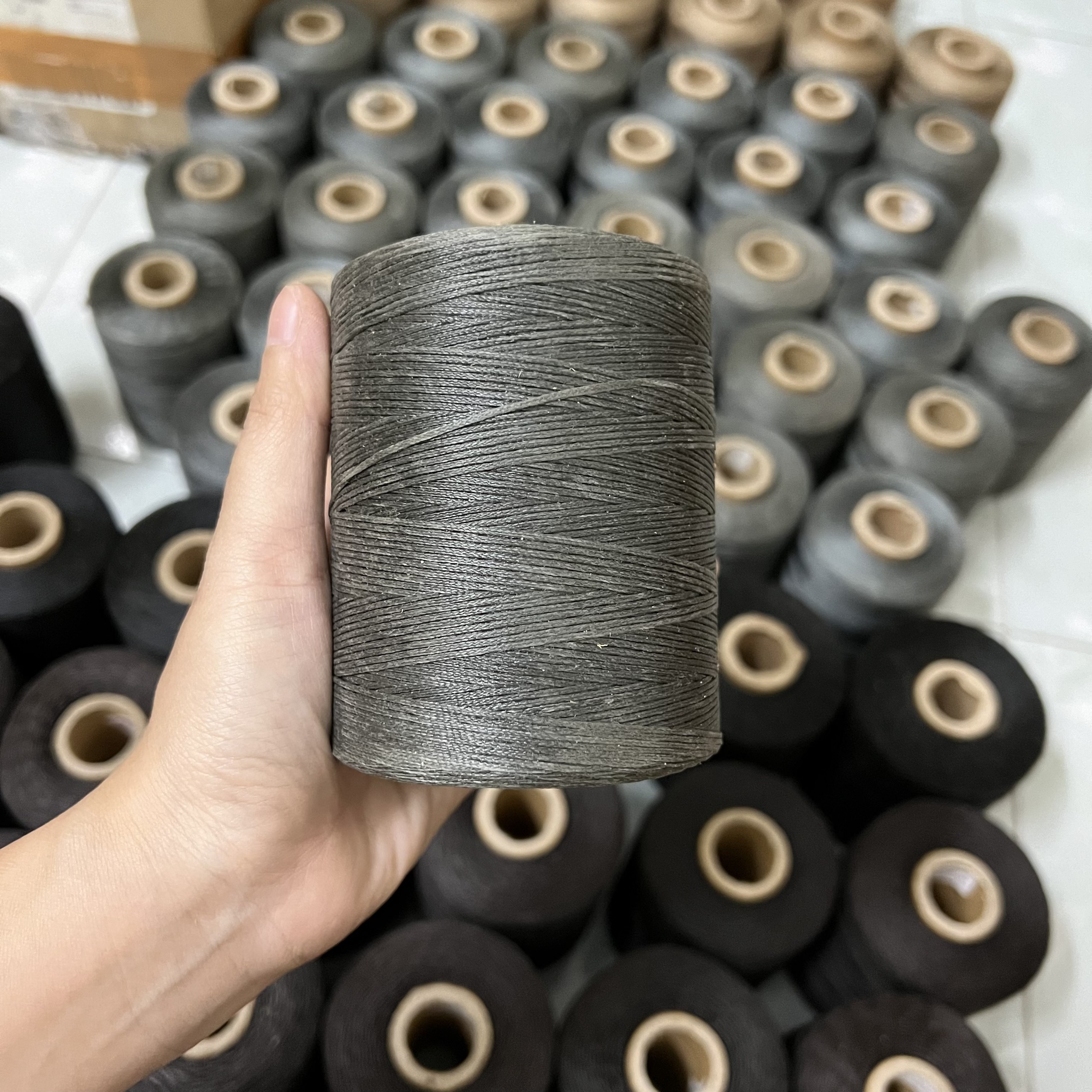 Chỉ khâu giày dép chuyên dụng (Màu xám)