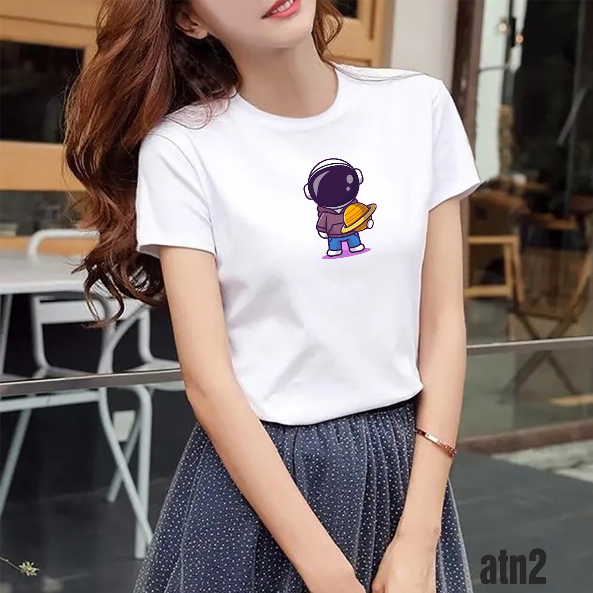 áo thun nữ in hình phi hành gia chibi