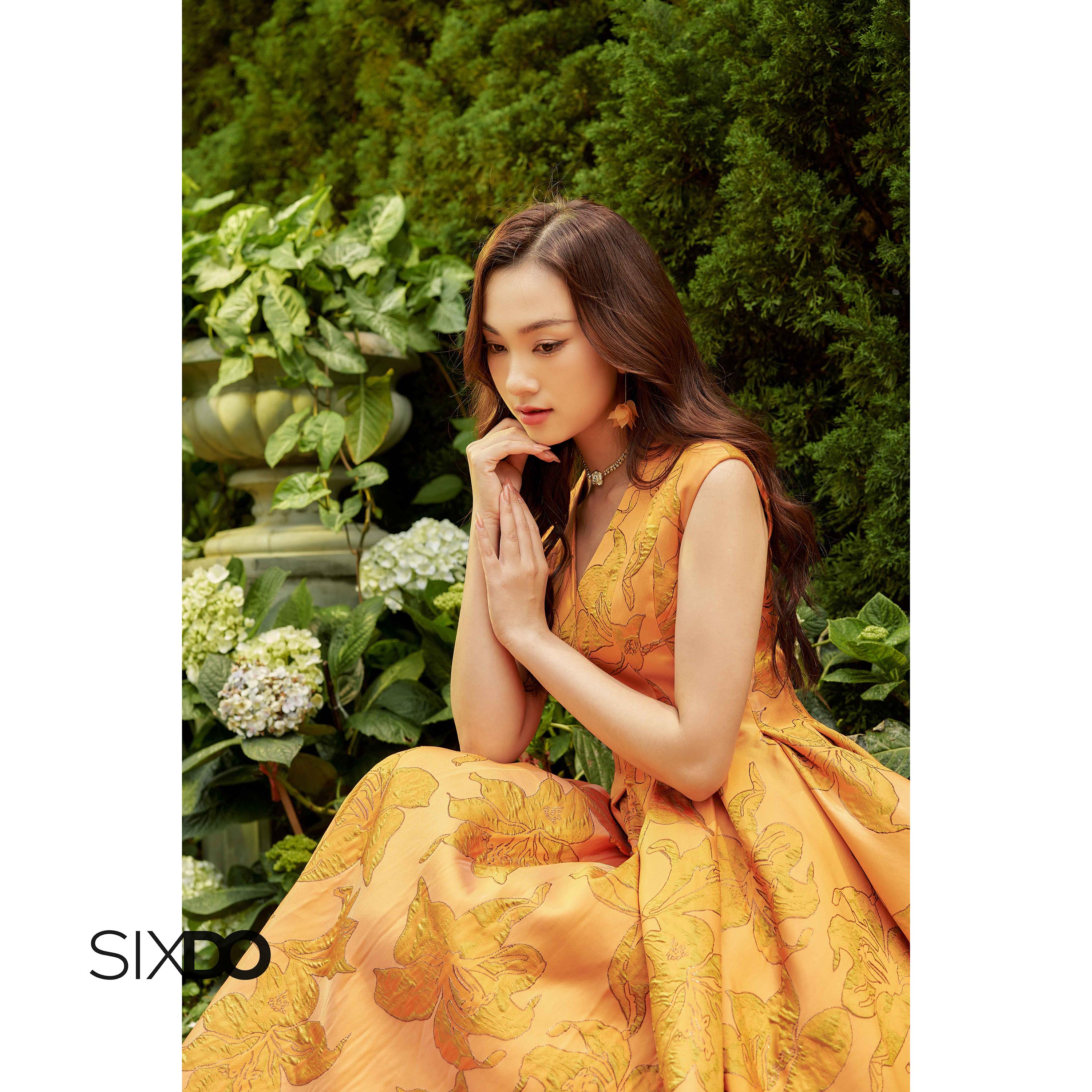Đầm gấm sát nách cổ V SIXDO (Orange Lily V-neck Midi Brocade Dress)