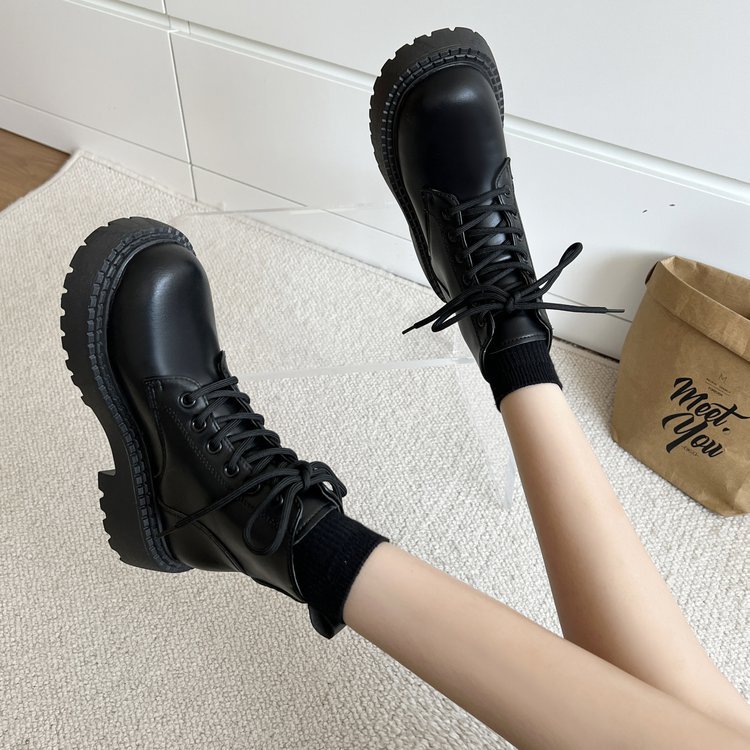 Giày combat boot nữ ĐEN, TRẮNG DÂY ĐEN cổ ngắn đế 4cm GBN123