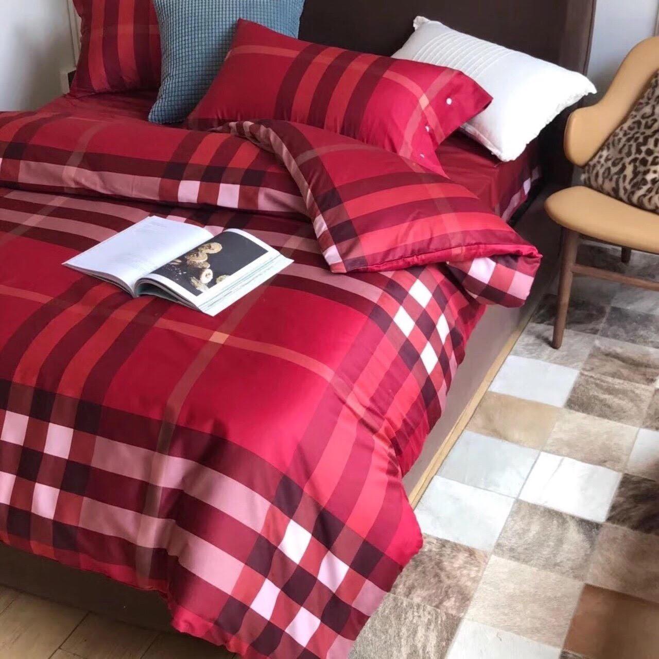 Bộ chăn ga gối phong cách Hàn Quốc caro đỏ bo chun đủ kích thước.