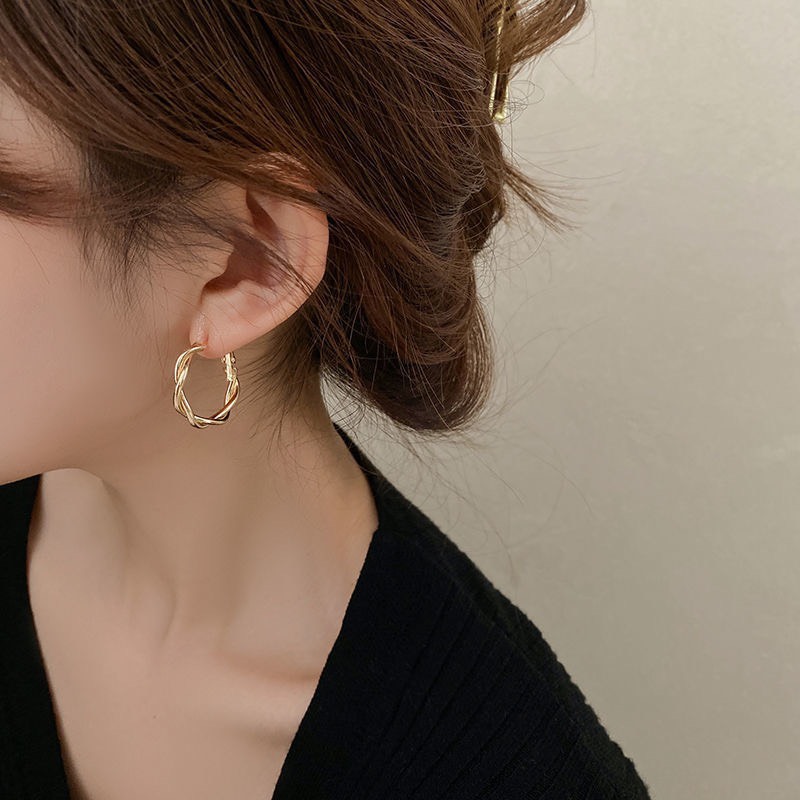 Bông tai tròn basic vặn thừng, chuôi xỏ mạ bạc 925 Her Jewelry H88