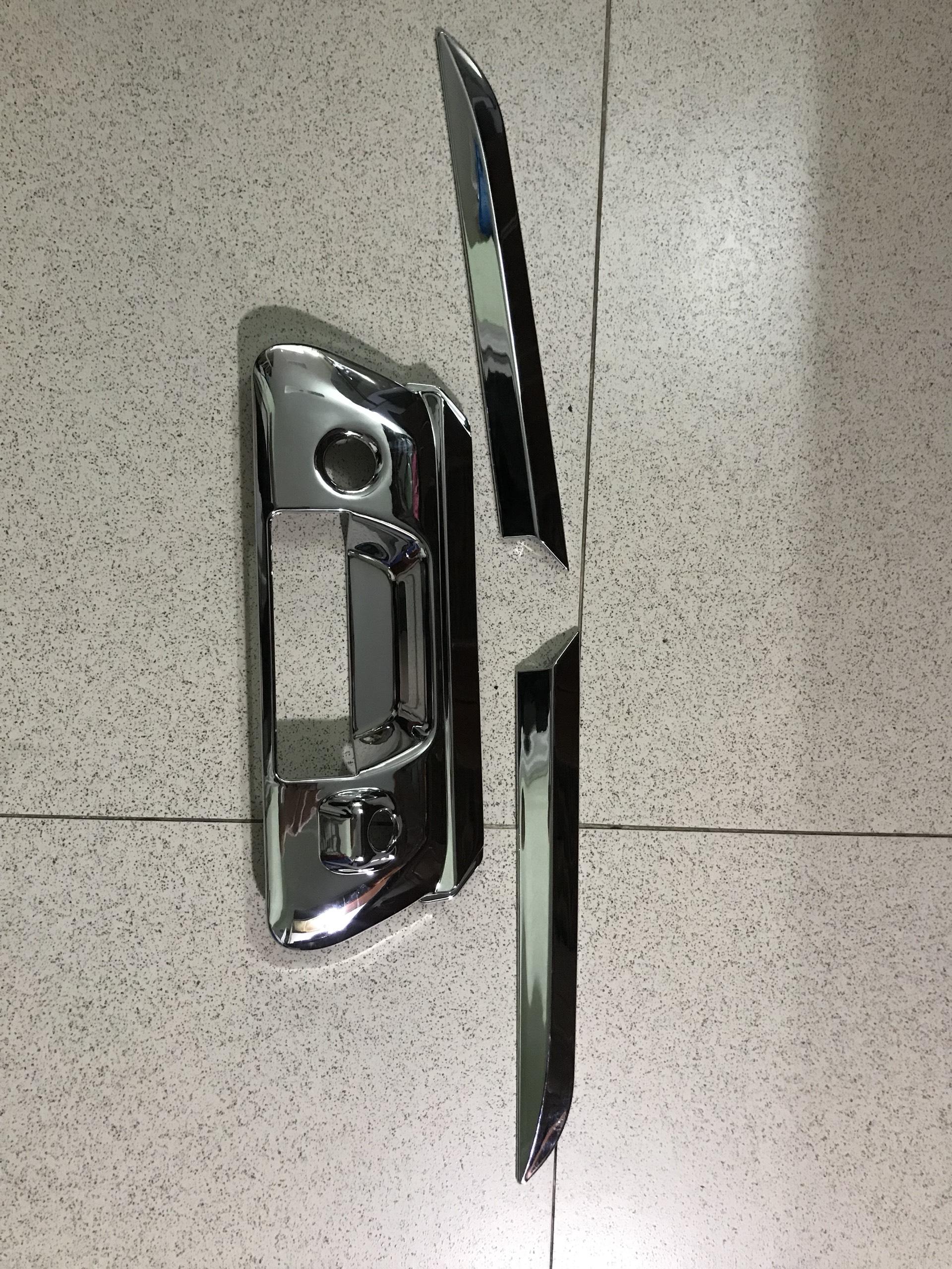 Bộ ốp hõm cốp mạ crom xe nissan navara 2015-2020
