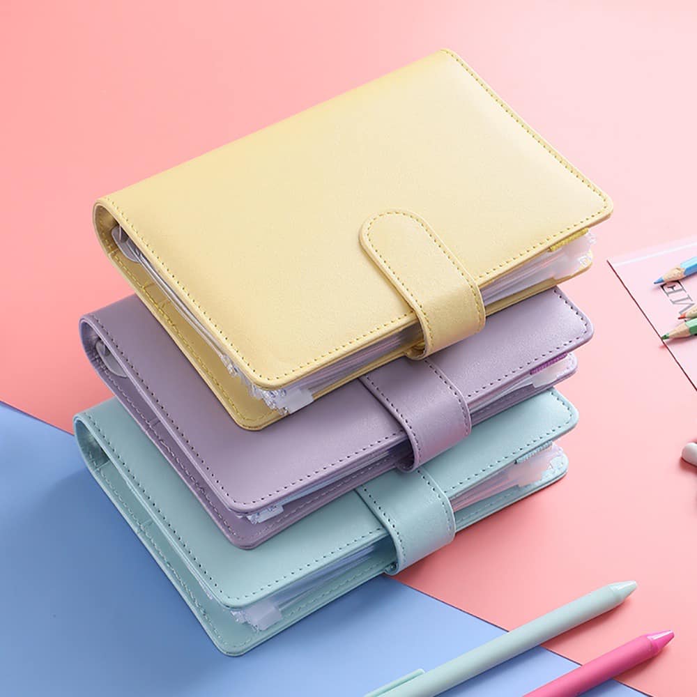 Sổ tay quản lí chi tiêu giúp bạn quẳng gánh lo âu về tiền bạc với 12 túi zip đựng vivu, bìa pu chống thấm nước