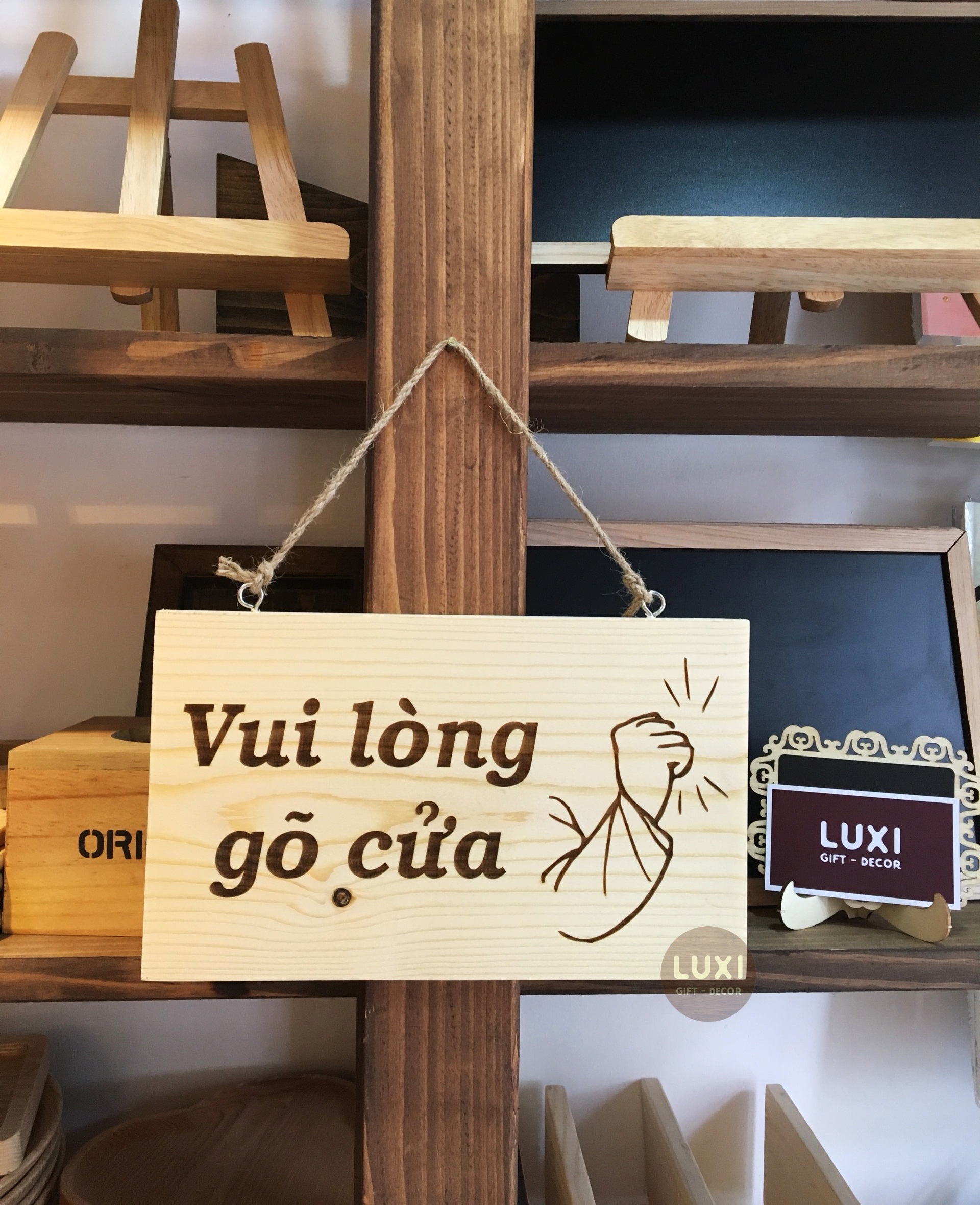 Bảng gỗ treo cửa 1 mặt vui lòng gõ cửa, màu sáng - LUXI decor