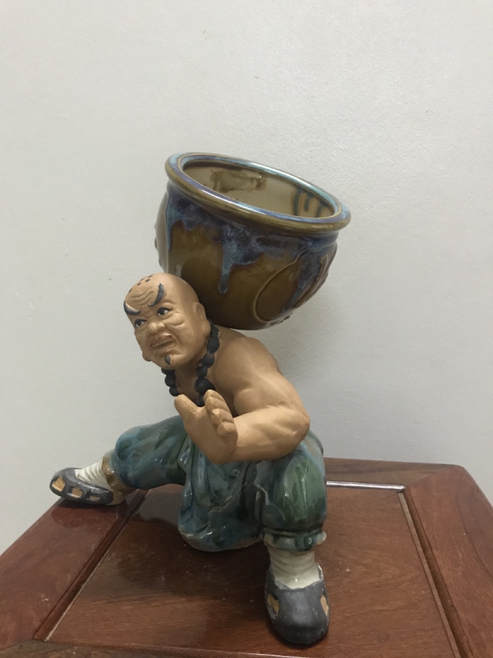 Chậu tượng Lỗ Trí Thâm cõng vò