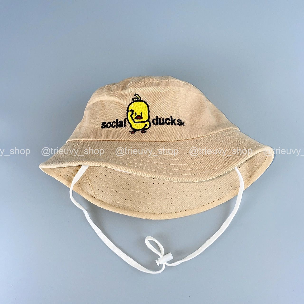 Mũ bucket trẻ em [2-6 tuổi] Thêu Vịt vàng kèm chữ, con gà kèm dây rút cố định thời trang thể thao - TRIEUVY