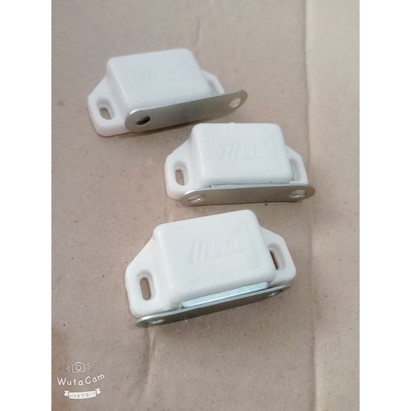 Từ hút nam châm hay nam châm hít loại dày dặn kèm ốc cho cánh cửa tủ