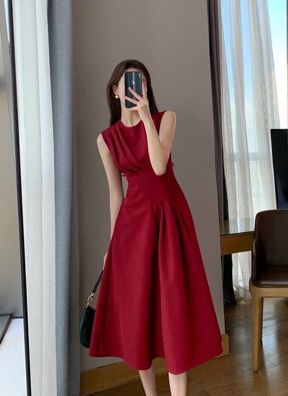 Đầm đỏ cổ tròn xếp li xéo