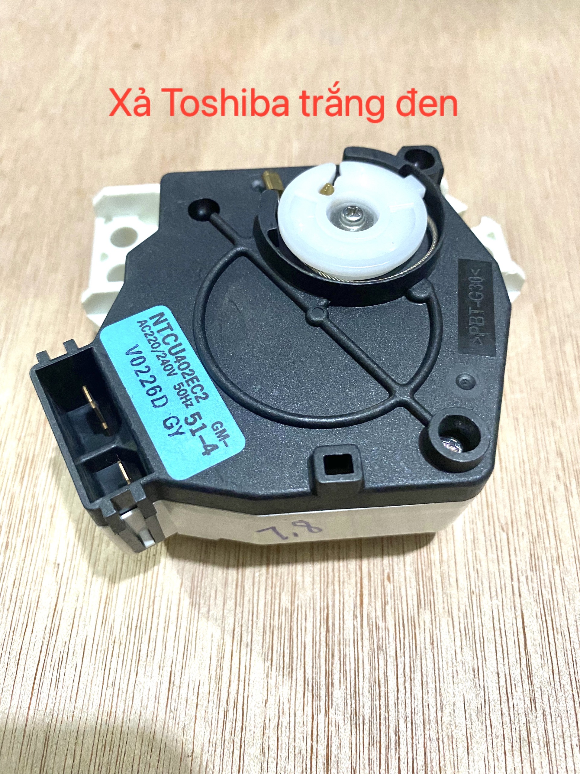 Xả nước máy giặt Toshiba trắng đen