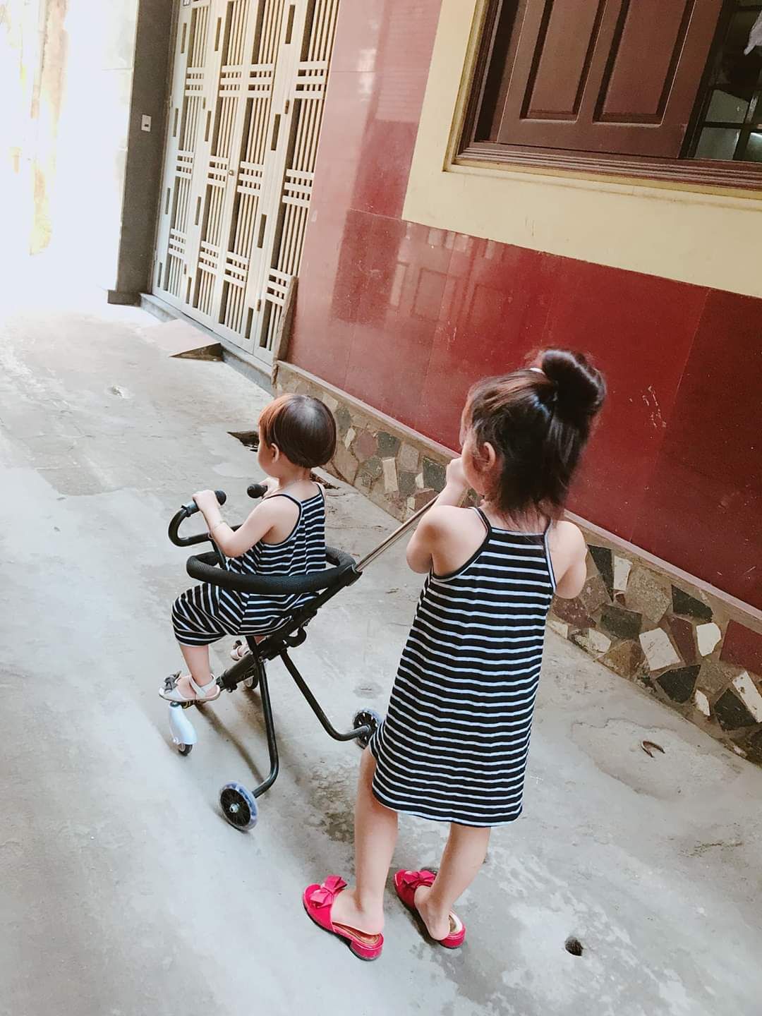 XE ĐẨY 5 BÁNH GẤP GỌN