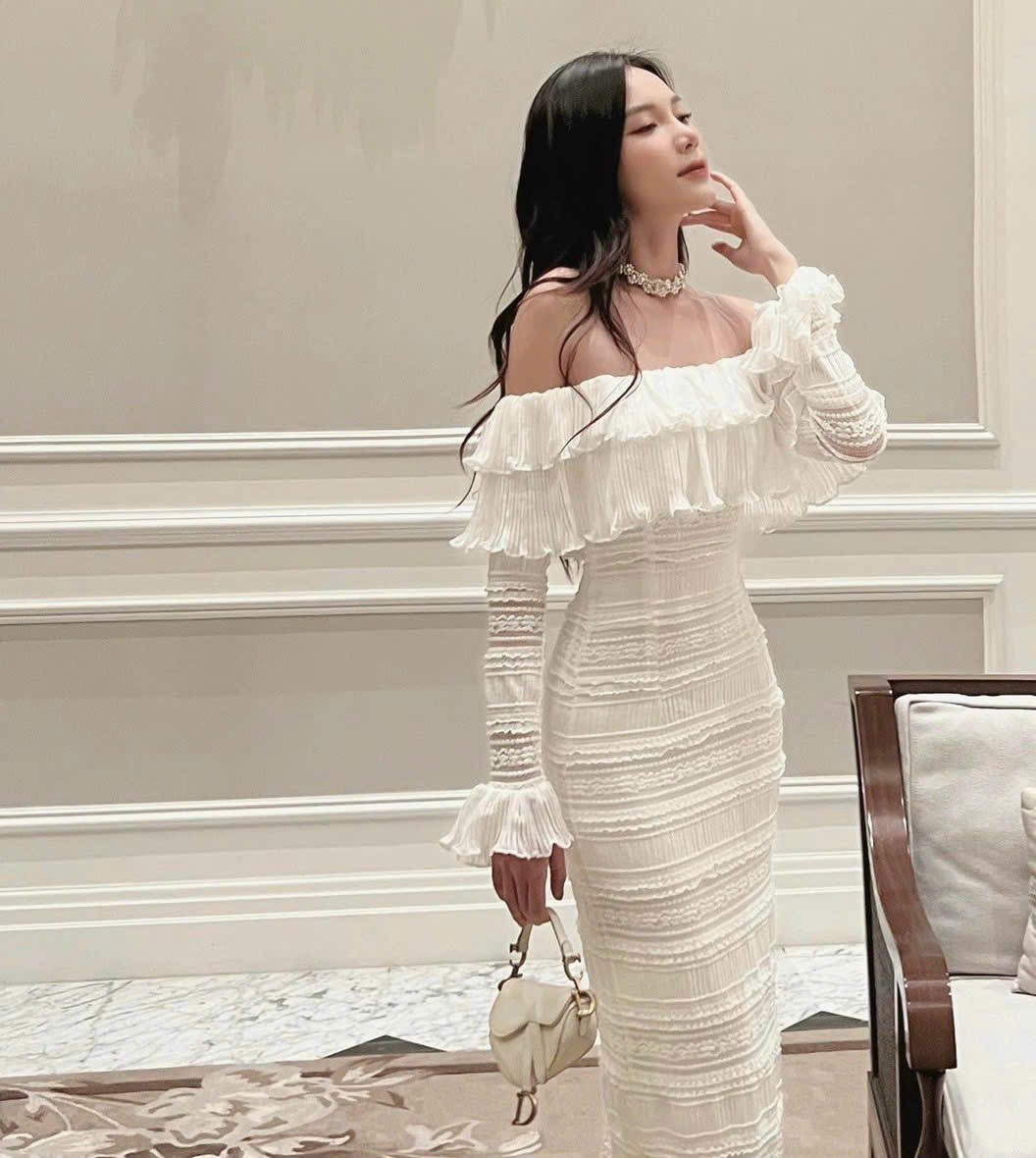 Đầm ren trễ vai phối bèo tay dài