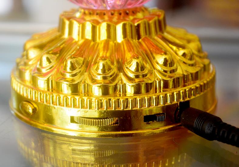 Đèn sen điện vàng cài tiếng Niệm Phật tụng kinh