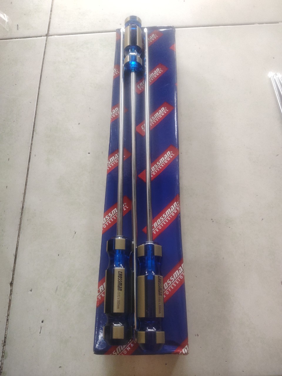 1 cây tô vít 4 cạnh dài 40 cm