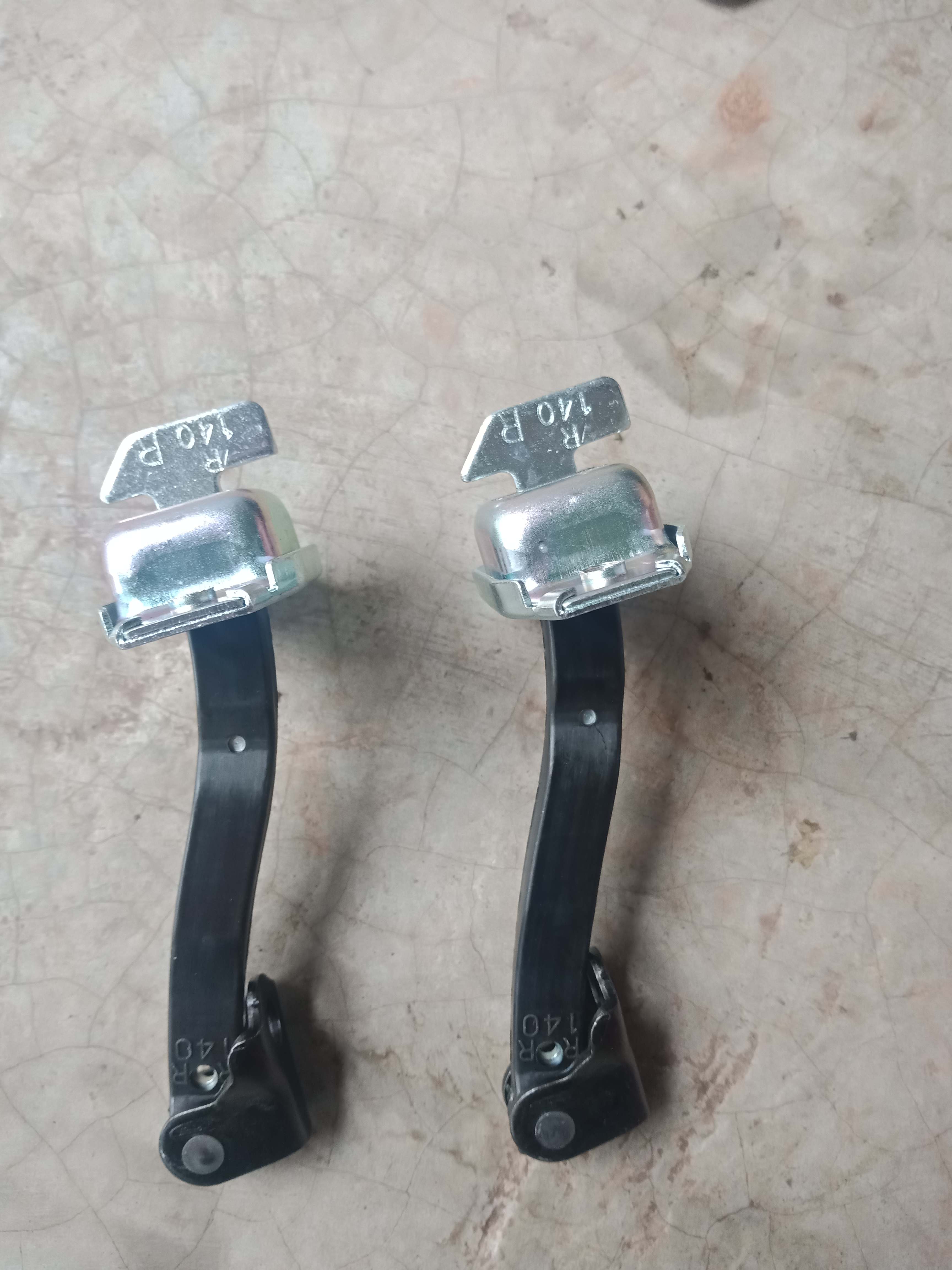 Hãm cửa Innova, hạn chế cửa Innova