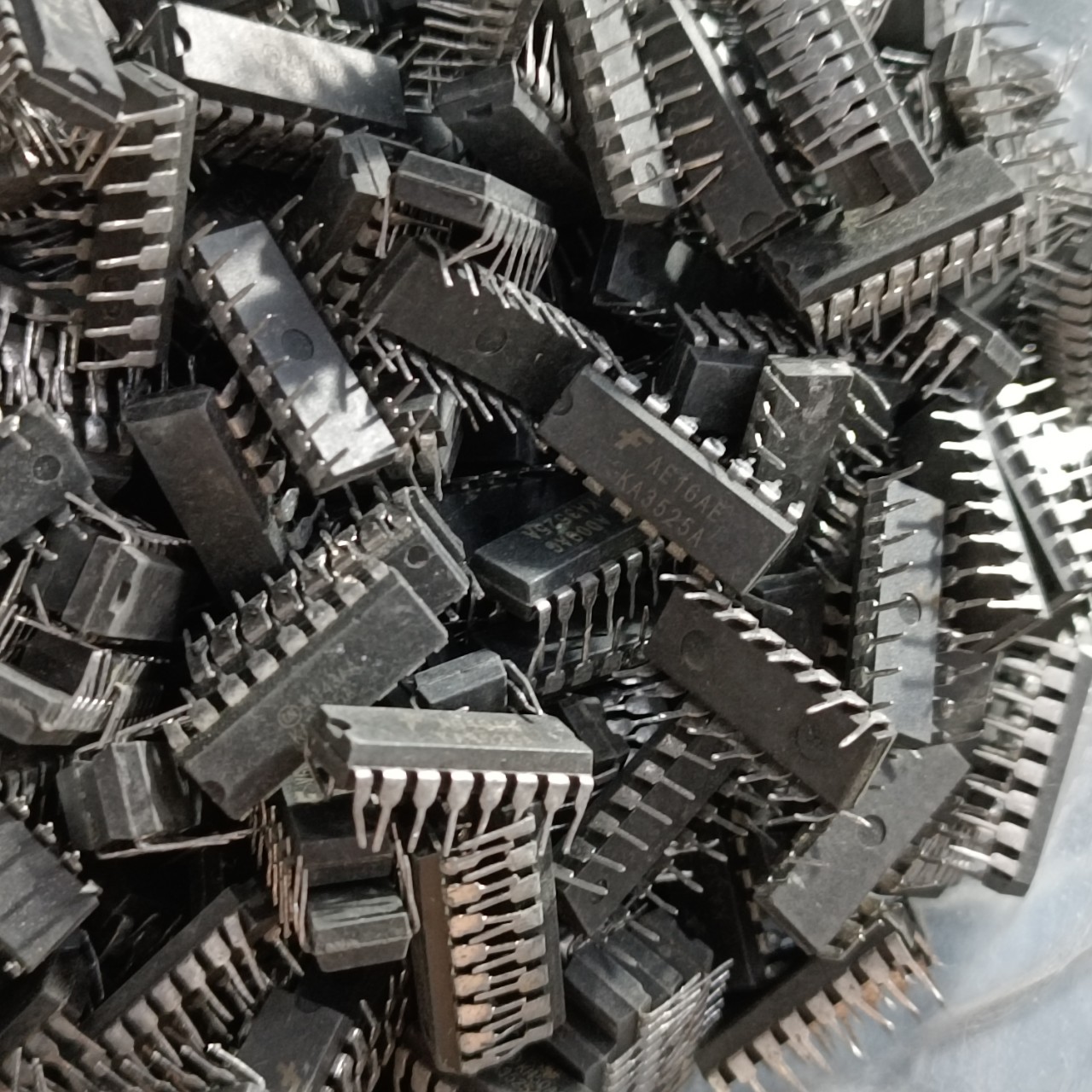 ic dao động KA3525A KA3525 tháo máy